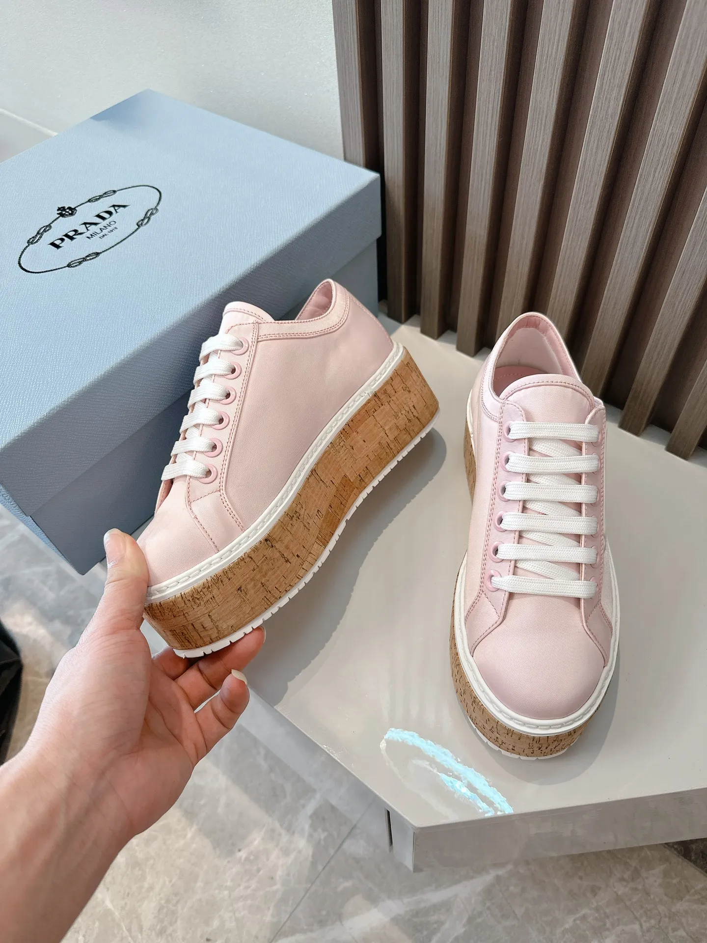 👟👟Ex-factory price 500👟👟 ☑️SNGG ｜Thick-soled high-explosive shoes Super hot Prada Prada 2024 latest spring and summer sawtooth Roman ultra-light thick-soled shoes! Retro, fashionable and avant-garde gear teeth make the whole pair of shoes light, comfortable and brightly colored to meet the various choices of fashionable people of different styles! The iconic molded injection triangle logo is matched with the shape of the upper foot 🦶🏻It’s super nice, every element is fashionable! - MATERIAL Material - ⇢ Upper: imported silk nylon twill ⇢ Lining: sheepskin lining ⇢ Outsole: TPU wood grain rubber combination outsole ⇢size：#35～40